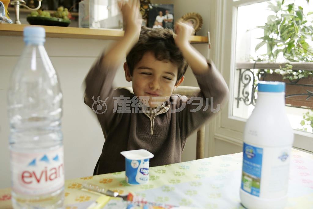 大きさの比較をするときには、誰が見ても分かるものを置いて撮影するといいでしょう＝２００５年１０月９日、フランス・首都パリ（須藤夕子さん撮影）