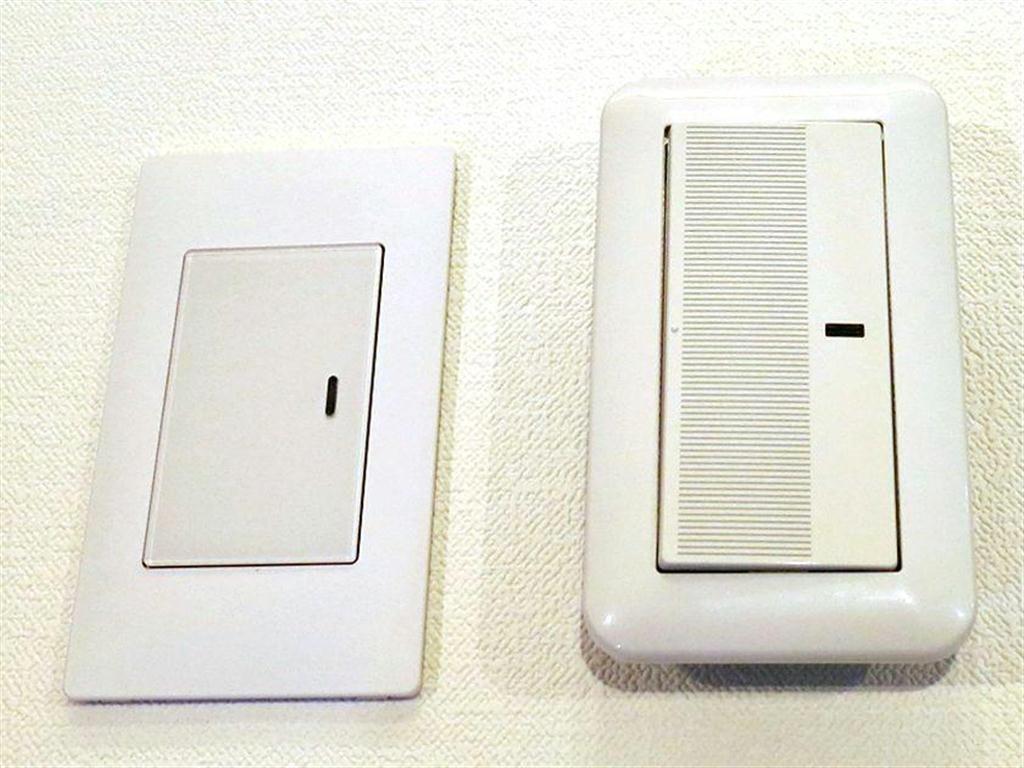 パナソニックのスイッチ「アドバンスシリーズ」。右が従来モデル、左が新モデル。薄型化して壁面になじみやすくなった