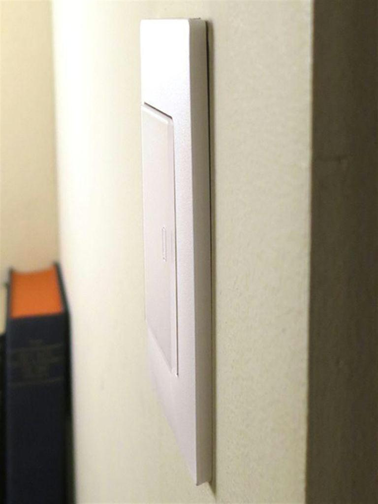 新モデルを横から見た様子。厚さは７．６ミリ