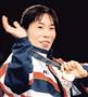 アトランタ五輪の柔道女子６１キロ級で優勝し、金メダルを手にする恵本裕子選手＝１９９６年７月（共同）