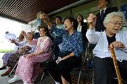ソウル東部地方裁判所で７月９日開かれた「帝国の慰安婦」訴訟の第１回口頭弁論後、著者の謝罪などを求めて拳を振り上げる元慰安婦ら＝２０１４年、韓国・首都ソウル（聯合）