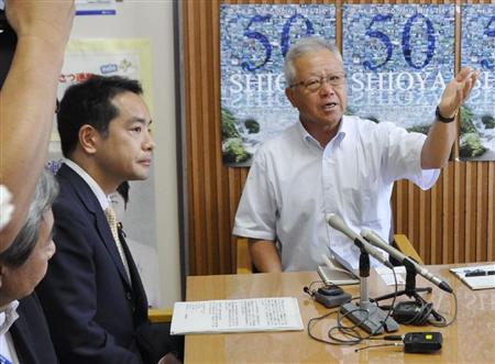 栃木県塩谷町役場を訪れ、見形和久町長（右）と会談する環境省の井上信治副大臣＝３０日午前