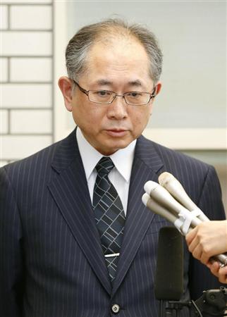 電気料金の再値上げ申請後、記者の質問に答える北海道電力の川合克彦社長＝３１日午後、経産省