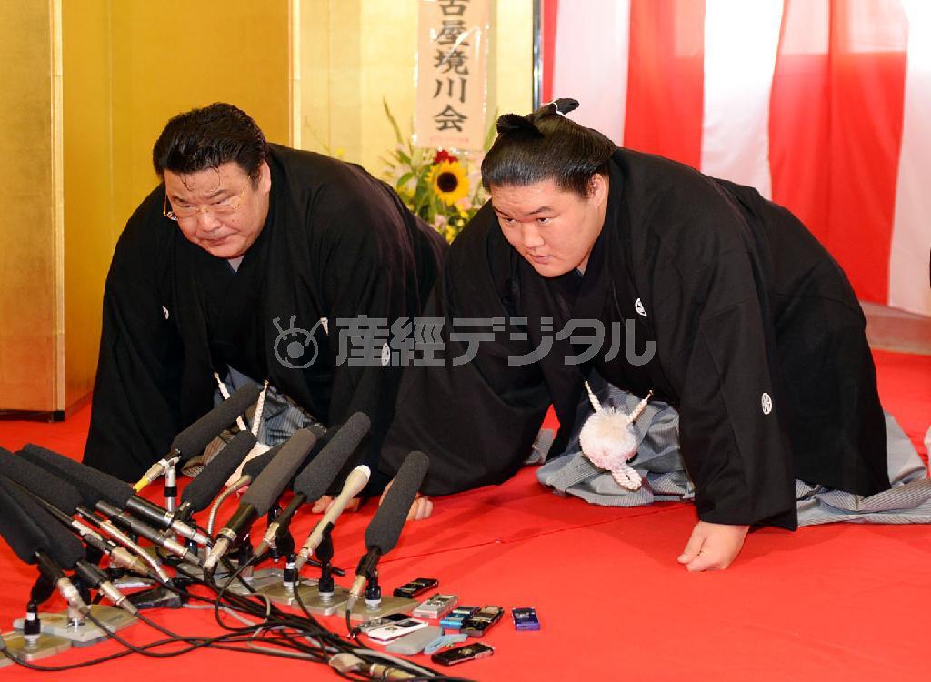 大関昇進の伝達を受ける豪栄道（ごうえいどう、右）。左は境川親方（元小結両国）＝２０１４年７月３０日、愛知県丹羽郡扶桑町の境川部屋宿舎（森本幸一撮影）