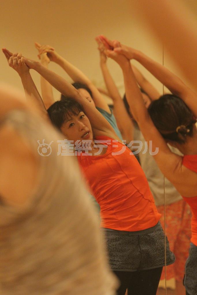 ３８～４０度と室温が高い中では、柔軟性が増して、筋肉を痛めることなくポーズが取れるという＝２０１４年６月３日、東京都豊島区南池袋の「ＣＡＬＤＯ池袋」（田中幸美撮影）