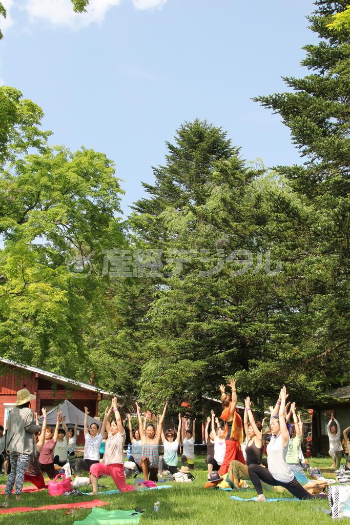 室内とは違って森の中で新鮮な空気を取り入れながら行うヨガは格別だ＝２０１４年５月３１日、長野県北佐久郡軽井沢町の軽井沢プリンスホテルウエスト（田中幸美撮影）