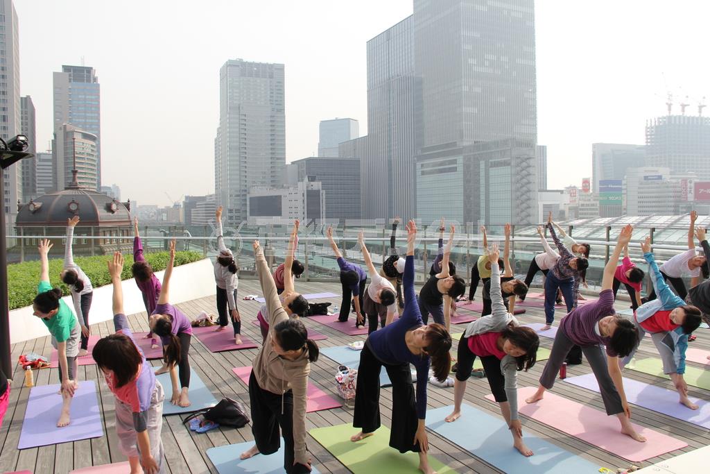 都会のど真ん中、ビルの谷間に囲まれた屋上で行うヨガはひと味違う＝２０１４年５月１４日、東京都千代田区・ＪＲ東京駅前丸の内南口の「ＫＩＴＴＥ」ビル（田中幸美撮影）