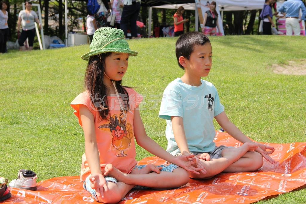 遊び感覚でチャンレンジしても、柔軟性が高いので難しいヨガのポーズをすぐにこなしてしまう子供たち＝２０１４年５月３１日、長野県北佐久郡軽井沢町の軽井沢プリンスホテルウエスト（田中幸美撮影）