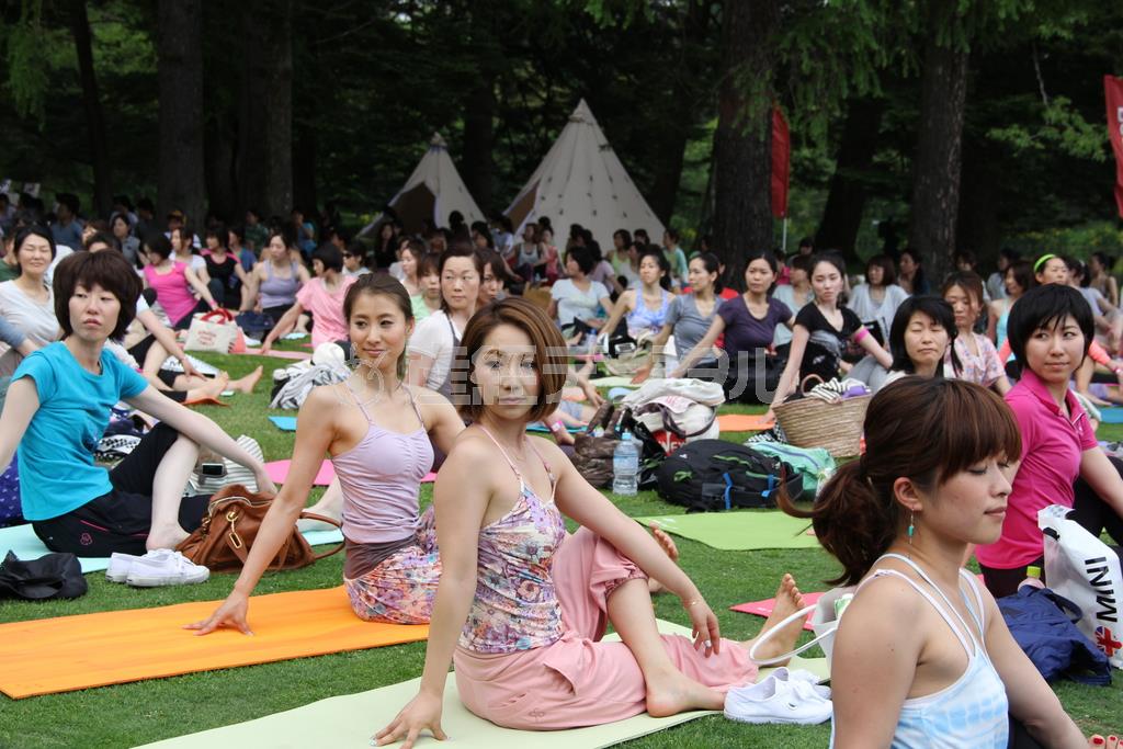 リーボックが開催したヨガイベントで、太陽の光を浴びて新鮮な空気を吸いながらヨガのポーズを取る参加者たち＝２０１４年５月３１日、長野県北佐久郡軽井沢町の軽井沢プリンスホテルウエスト（田中幸美撮影）
