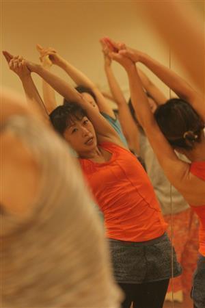 ３８～４０度と室温が高い中では、柔軟性が増して、筋肉を痛めることなくポーズが取れるという＝２０１４年６月３日、東京都豊島区南池袋の「ＣＡＬＤＯ池袋」（田中幸美撮影）