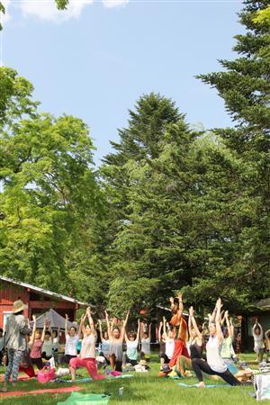 室内とは違って森の中で新鮮な空気を取り入れながら行うヨガは格別だ＝２０１４年５月３１日、長野県北佐久郡軽井沢町の軽井沢プリンスホテルウエスト（田中幸美撮影）