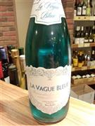 珍しい青色のスパークリングワイン「ラ・ヴァーグ・ブルー・スパークリング」＝２０１４年７月１７日（竹内香奈子さん提供）