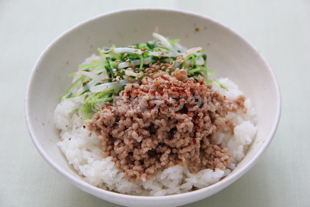 肉そぼろ丼。※４１９ｋｃａｌ、塩分１．７グラム（１人分）