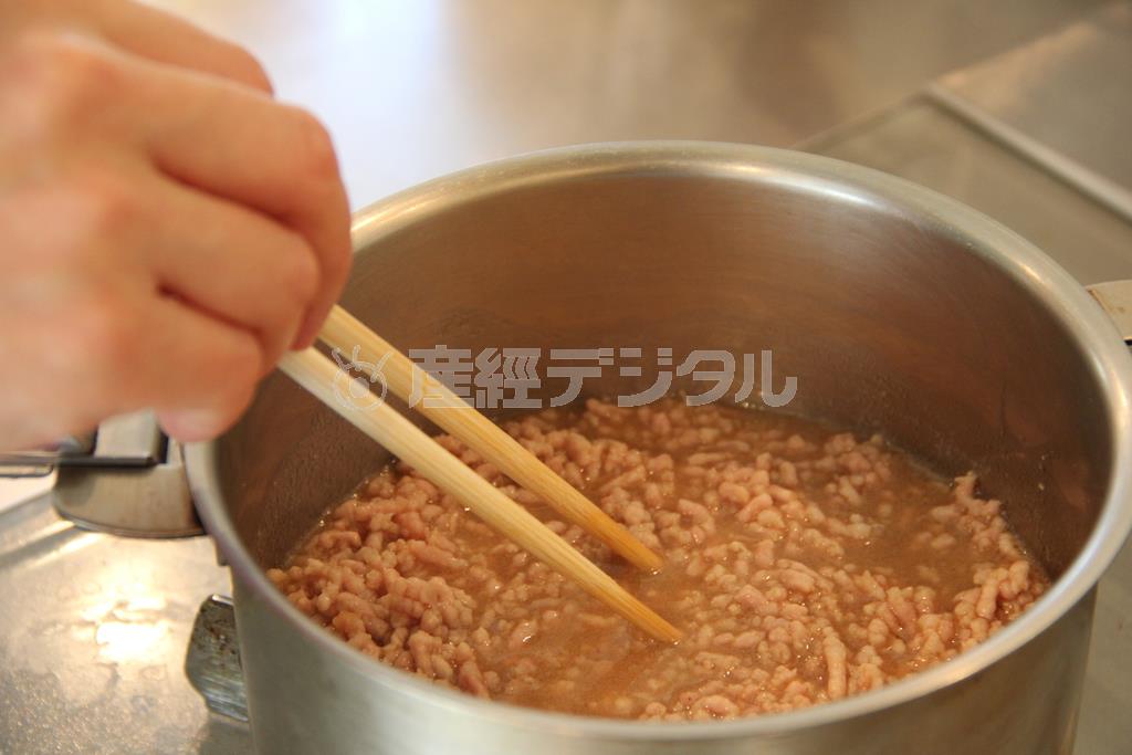 肉そぼろ丼（作り方２）＿＿再び沸騰したらアクをとり、弱火で３分間煮る。冷ましてから保存容器に移す（田中幸美撮影）