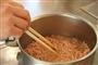 肉そぼろ丼（作り方２）＿＿再び沸騰したらアクをとり、弱火で３分間煮る。冷ましてから保存容器に移す（田中幸美撮影）