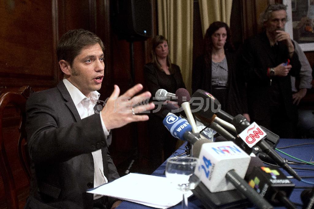 ７月３０日、米ニューヨークで、債務協議に関して記者会見するアルゼンチンのアクセル・キシロフ経済財務相＝２０１４年（ロイター）