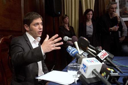 ７月３０日、米ニューヨークで、債務協議に関して記者会見するアルゼンチンのアクセル・キシロフ経済財務相＝２０１４年（ロイター）