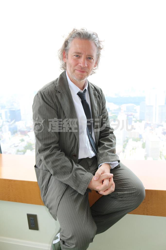 「登場人物を構築していく映画作りの最初が一番わくわくする」と語るデクスター・フレッチャー監督＝２０１４年６月１９日、東京都港区（高橋天地撮影）