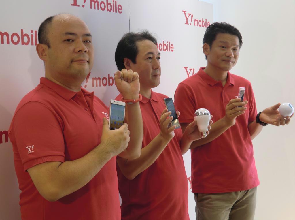 さまざまなインターネット端末を手にする、左から孫泰蔵ガンホー・オンライン・エンターテイメント会長、寺尾洋幸ワイモバイル取締役、宮坂学ヤフー社長＝１日、東京都港区