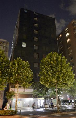 ＮＰＯ法人「東日本大震災原子力災害等被災者支援協会」が入居するビル＝２日夜、東京都中野区