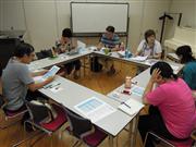 ＪＲ福知山線脱線事故から１０年に合わせて発行する文集について話し合う「負傷者と家族等の会」のメンバーら＝兵庫県川西市