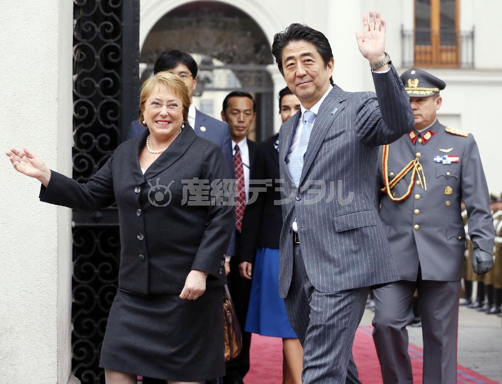 チリのミチェル・バチェレ大統領（左）と会談に向かう安倍晋三（しんぞう）首相＝２０１４年７月３１日、チリ・首都サンティアゴの大統領府（共同）