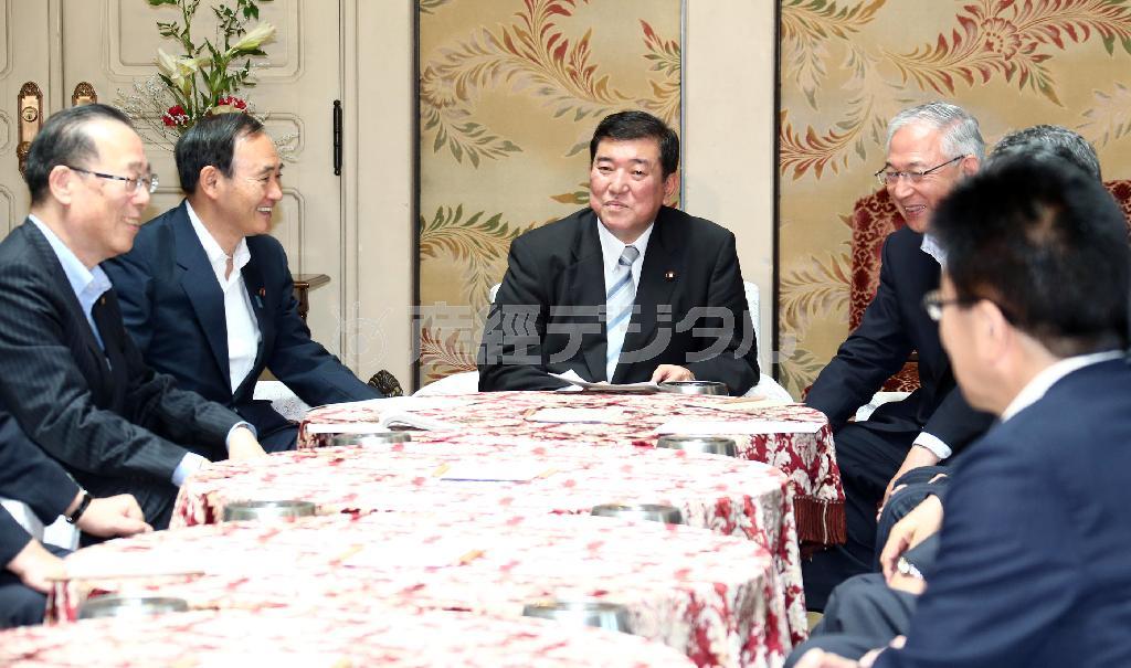 政府・与党協議会に臨む自民党の石破茂（いしば・しげる）幹事長（中）。来春の統一地方選を前に自民党による地方議会の改革は静かに進んでいる＝２０１４年７月２８日、国会内（大里直也撮影）