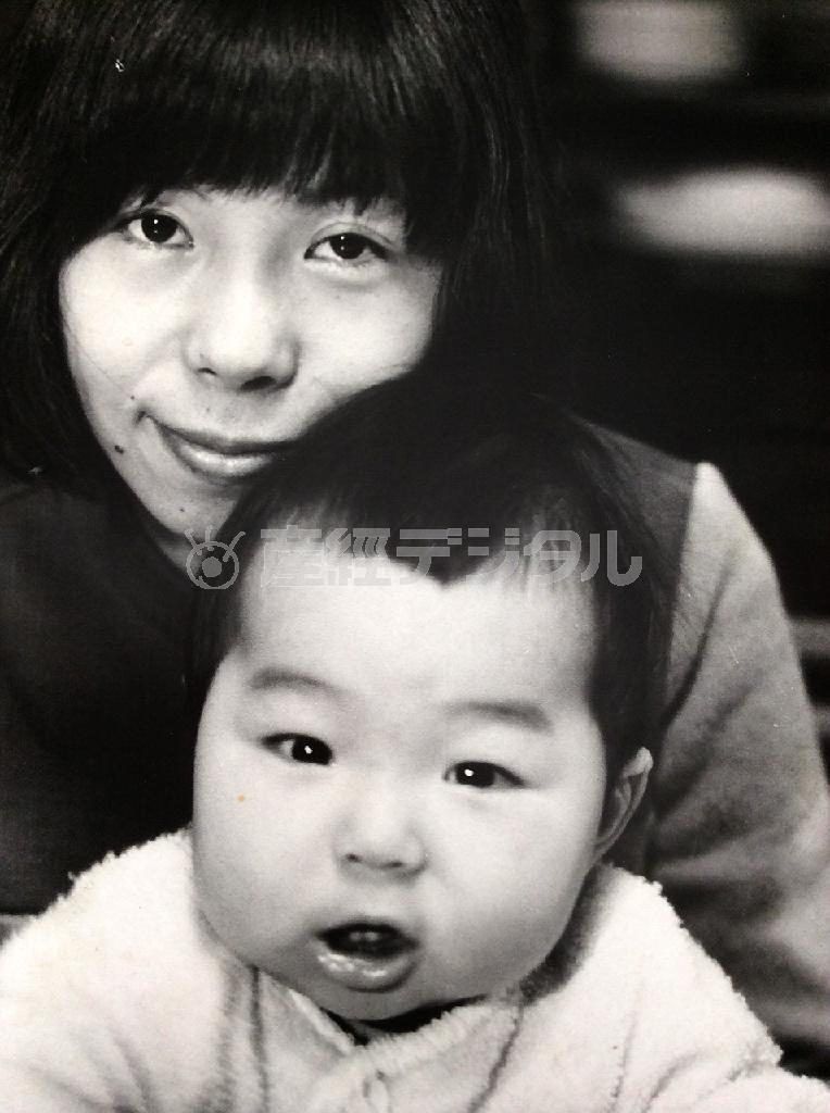 この赤ちゃん、誰でしょう？正解は僕！＿８カ月ころ、母との一枚です。第２の母の日に、母への感謝を込めて＝１９７２年４月（柳家花緑さん提供）