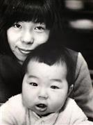 この赤ちゃん、誰でしょう？正解は僕！＿８カ月ころ、母との一枚です。第２の母の日に、母への感謝を込めて＝１９７２年４月（柳家花緑さん提供）