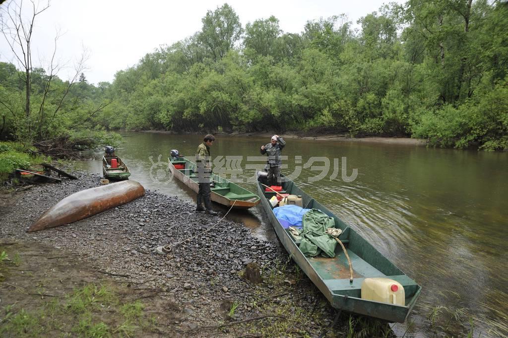 今も村人の暮らしは川に近く、舟が欠かせない。左はオモロチカと呼ばれる伝統的なカヌー＝２０１３年６月１７日、ロシア・クラスヌイ・ヤール村（伊藤健次さん撮影）