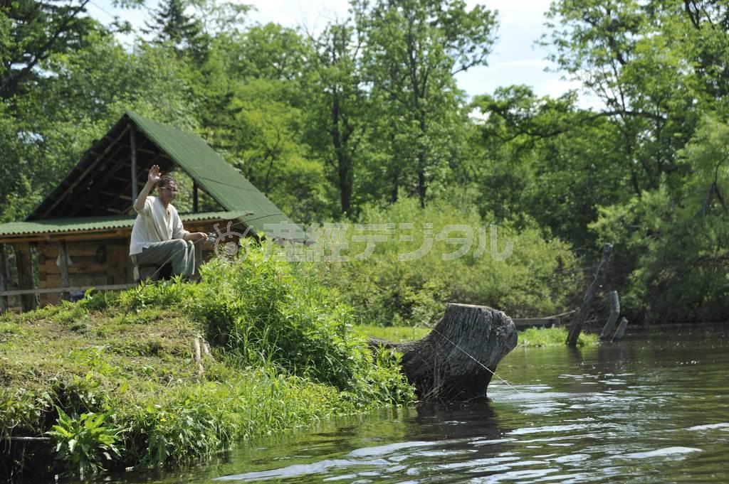 小屋の前で釣りをする猟師＝２０１３年６月２２日、ロシア・クラスヌイ・ヤール村（伊藤健次さん撮影）