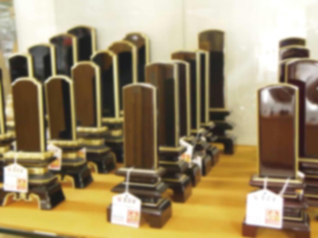 ずらりと並んだ位牌。戒名が入れられ、故人にとっては魂のよりどころとなり、遺族にとっても供養のよりどころとなる