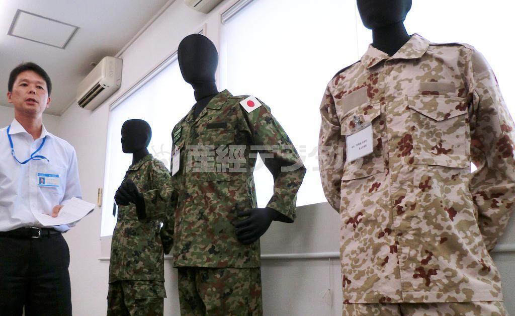 陸上自衛隊が使用している戦闘服＝大阪府島本町の大阪染工