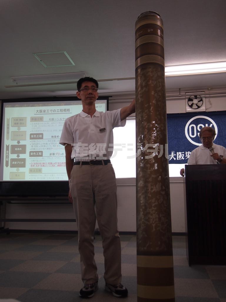 迷彩柄のプリントに使われる型。黒、茶、深緑の３色計３本の型が、生地の上で転がり、迷彩柄をプリントする＝大阪府島本町の大阪染工