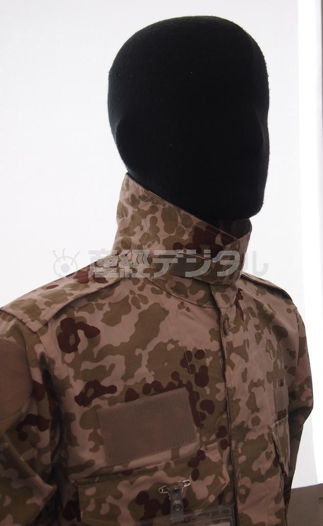 防弾チョッキが着やすいように開襟から縦襟に改良された＝大阪府島本町の大阪染工