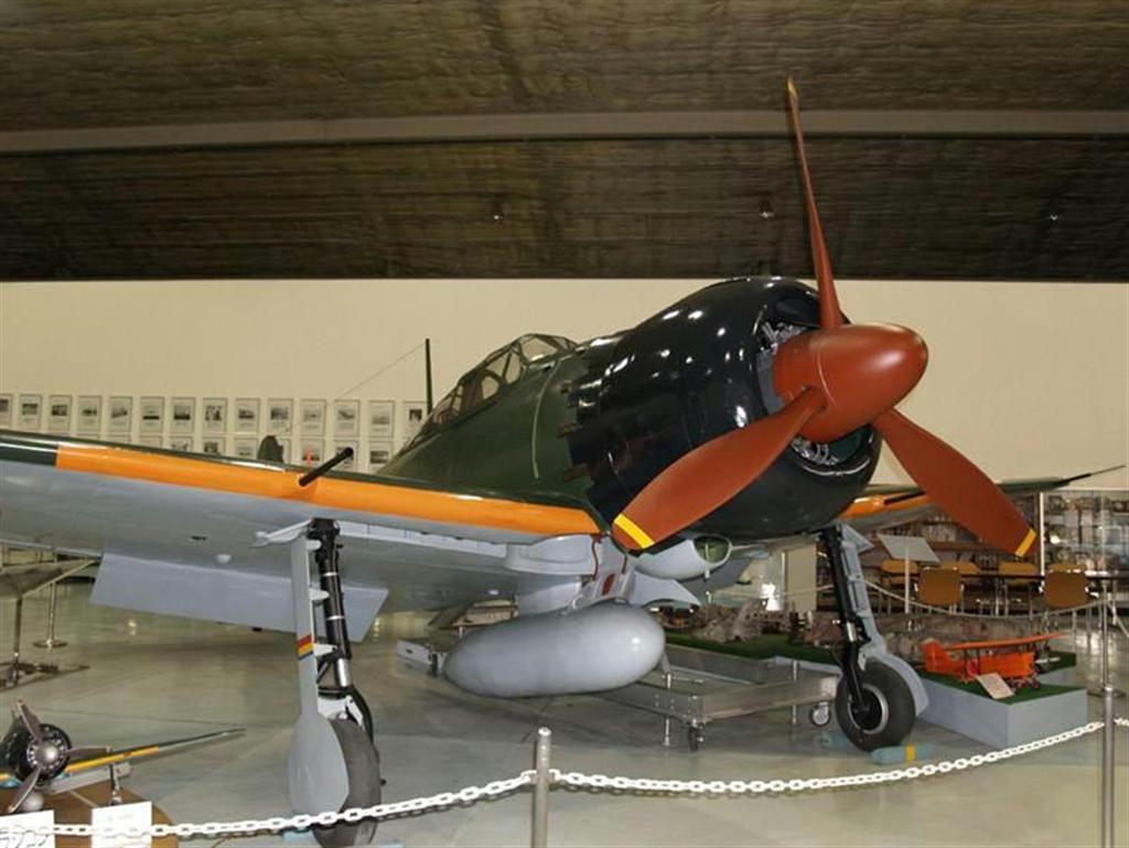 三菱重工業名古屋航空宇宙システム製作所史料室に展示されている零戦（復元機）＝愛知県豊山町
