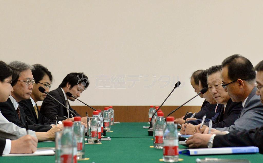 ７月１日に北京の北朝鮮大使館で開かれた日朝政府間協議＝２０１４年、中国・首都北京市（共同）