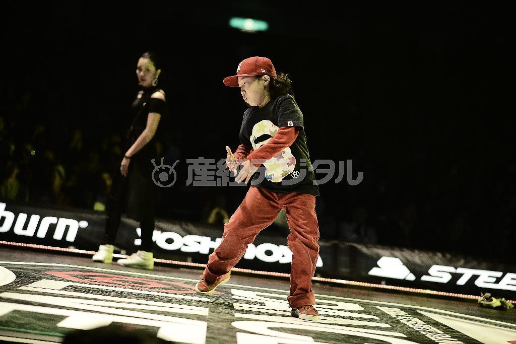 決勝戦では前大会覇者ＹＵＭＥＫＩ（ユメキ）と戦い勝利した＝２０１４年４月２０日、東京都墨田区・両国国技館（志波慎寿介さん撮影）