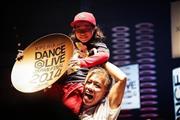 「ＤＡＮＣＥ＠ＬＩＶＥＫＩＤＳ」表彰式でトロフィーを手に祝福される優弥（ゆうや）＝２０１４年４月２０日、東京都墨田区の両国国技館（志波慎寿介さん撮影）