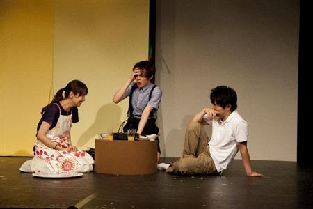 ギャクマンガ的展開の中に、家族愛を漂わせた「ハッピーセット」の１シーン。小さなちゃぶ台を囲む親子役の（左から）水野美紀、藤原祐規、川本成＝２０１４年７月１８日（提供写真）