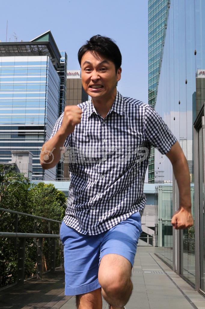 「児嶋だよ！」。自分の正しい芸名を広く訴え、“東奔西走”してきたお笑いコンビ「アンジャッシュ」の児嶋一哉さんだが…＝２０１４年７月２５日、東京都港区（蔵賢斗撮影）