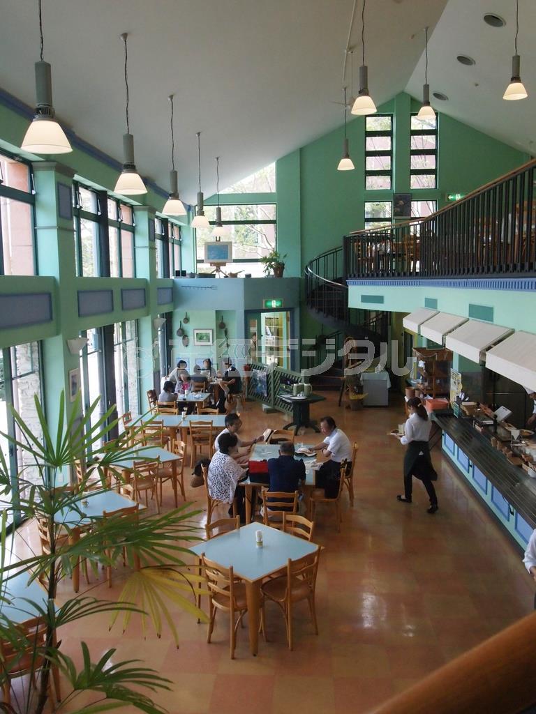 クロード・モネ（１８４０年～１９２６年）が暮らした家のキッチンやダイニングをモチーフにデザインしたカフェ「モネの庭」。地元食材を使ったメニューや焼きたてパンが味わえる＝２０１４年７月２０日、高知県安芸郡北川村の「北川村モネの庭マルモッタン」（平沢裕子撮影）