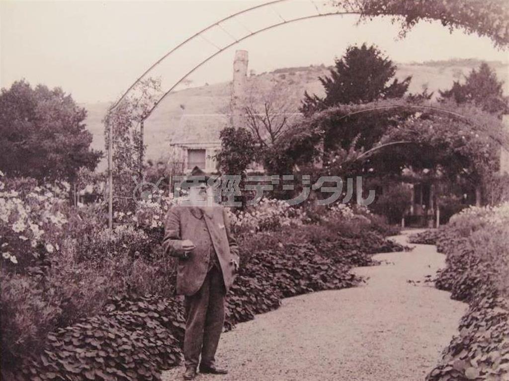 児島虎次郎が撮影した庭の前にたたずむクロード・モネ（１８４０年～１９２６年、「モネの庭」より、提供写真）