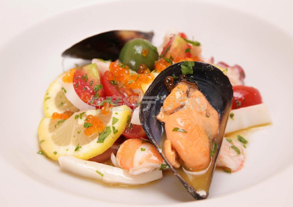 インサラータディマーレ。海の幸のサラダ仕立てフレンチキャビア添え（１２００円）。イカ、タコ、エビ、ムール貝、マスの卵のフレンチキャビアなど、旬の魚介類がふんだんに使われた海に面したナポリ料理らしい前菜＝２０１４年７月２５日、京都市左京区（門井聡撮影）