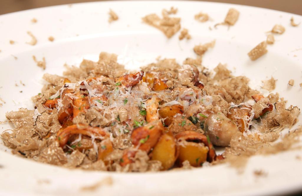 フランス産ジロール茸とサルシッチャのインパデッラ（１３００円）。自家製ソーセージのサルシッチャにサマートリュフがふんだんにちりばめられた夏限定の一品。ジロール茸とサルシッチャの食感にサマートリュフがほんのり香る＝２０１４年７月２５日、京都市左京区（門井聡撮影）