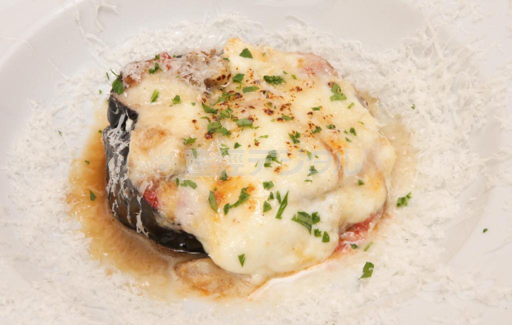 賀茂ナスと水牛モッツァレラのアルフォルノ（１０００円）。アルフォルノとはオーブンや窯で焼くことを意味する。夏の京野菜、賀茂ナスを素揚げしたものにラグーソース、リコッタチーズ、トマトの４層を、燻製したモッツァレラチーズが柔らかく包み込む＝２０１４年７月２５日、京都市左京区（門井聡撮影）