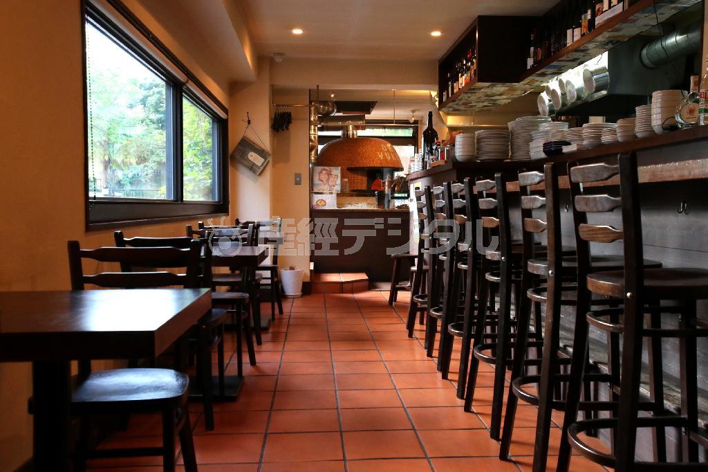 こぢんまりとした店内はいかにもピッツェリアの雰囲気。琵琶湖疎水沿いの緑を眺めることができる＝２０１４年７月２５日、京都市左京区（門井聡撮影）