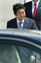 中南米歴訪を終えて帰国した安倍首相＝４日午前、羽田空港