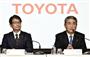 過去最高を更新した４～６月期の連結営業利益について記者会見する、トヨタ自動車の佐々木卓夫常務役員（右）＝５日午後、東京都文京区