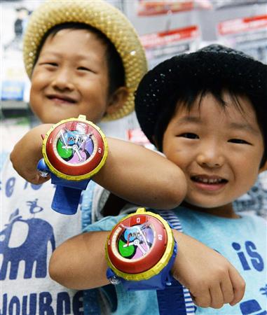 購入した腕時計型おもちゃ「ＤＸ妖怪ウォッチタイプ零式」をつけ、笑顔の兄弟＝２日午後、川崎市